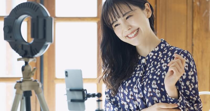 スマホで動画を撮る女性