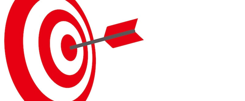 的の真ん中に刺さった矢