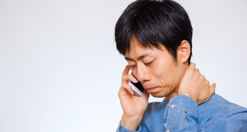 気まずそうに話す男性