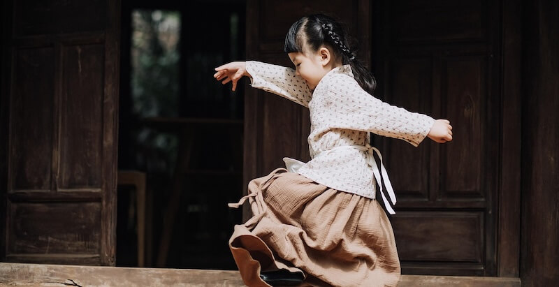 踊る子ども