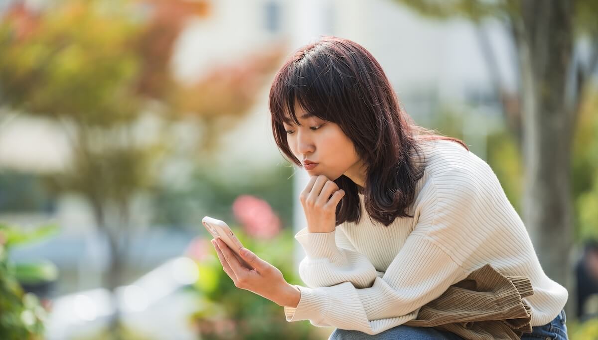 考える女性